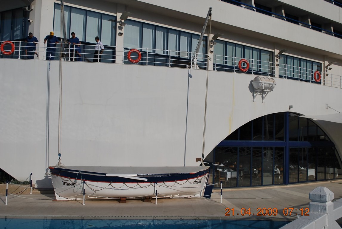 imagini hotel TITANIC LARA